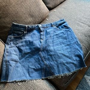Old navy denim skirt 💚